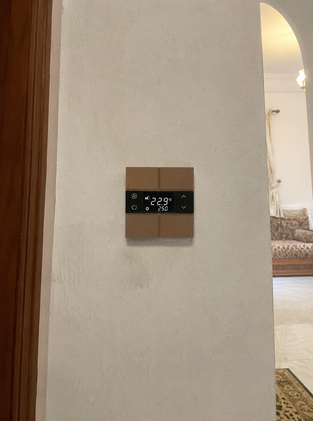 مفتاح KNX ذكي مع ترموستات